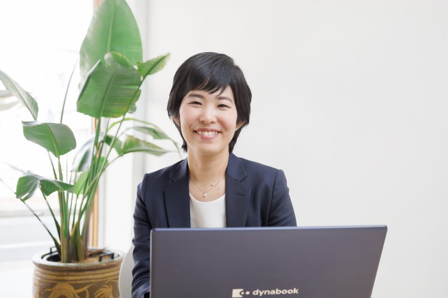 ネクスポート社労士事務所 代表 齊藤知里（観葉植物とノートPCのある執務風景）